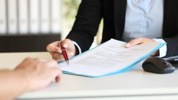 Chưa chấm dứt hợp đồng có được nhận trợ cấp thôi việc