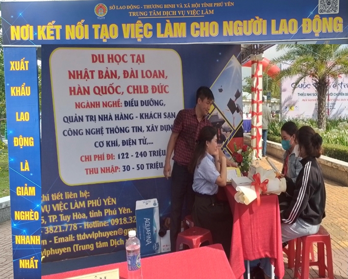 Tư vấn, giới thiệu việc làm tại Ngày hội Chuyển đổi số huyện Sông Hinh 2023